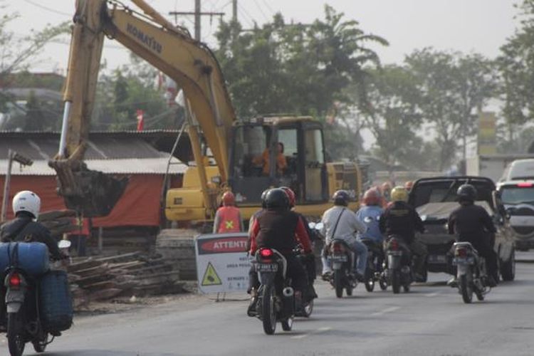 Pengerjaan proyek penambahan jalur pipa gas bumi PGN di Jalur Pantura. Foto diambil pada Selasa (22/8/2016).