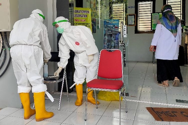 Sejumlah tenaga medis berpakaian pelindung diri lengkap di Kantor Dinas Kesehatan Kota Tegal bersiap melakukan tes swab kepada sejumlah tenaga medis, Rabu (5/8/2020)