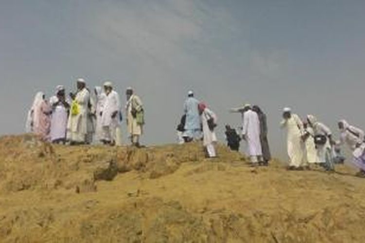 Jemaah calon haji melakukan ziarah ke Jabal Uhud, Senin (31/8/2015). 