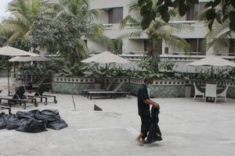 Hotel Santika Premiere Jogja, Jumat (14/2/2014) dilanda hujan abu. Mulai dari kolam renang, taman, area parkir, sampai atap hotel pun sebagian besar tertutup abu pasca erupsi Gunung Kelud di Kediri, Jatim.