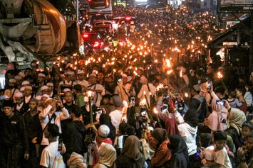 Kemeriahan Pawai Obor Sambut Bulan Suci Ramadhan di Beberapa Kota 