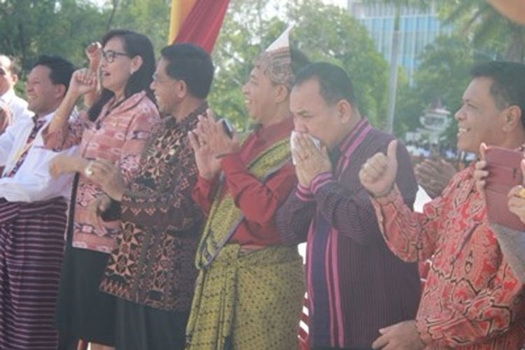 Gubernur Nusa Tenggara Timur Frans Lebu Raya (dua dari kanan) menangis saat menyasikan marching band siswa Madrasah Aliyah Negeri dalam karnaval budaya paduan suara Katolik di halaman gedung kantor Gubernur NTT, Kamis (24/5/2018).