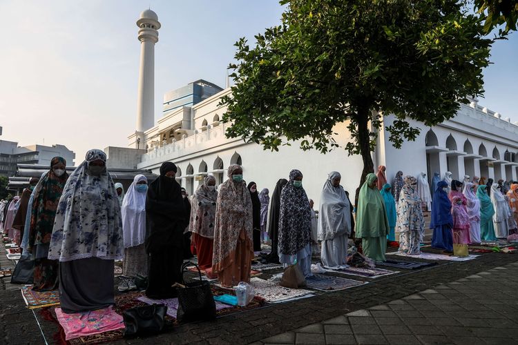 Umat Muslim melaksanakan shalat Idul Fitri di Masjid Agung Al-Azhar, Kebayoran Baru, Jakarta Selatan, Kamis (13/5/2021). Pelaksanaan shalat Idul Fitri 1442 hijriah dilakukan dengan protokol kesehatan pencegahan COVID-19 dengan menampung 7.000 jemaah atau 50 persen dari total kapasitas di area lapangan.