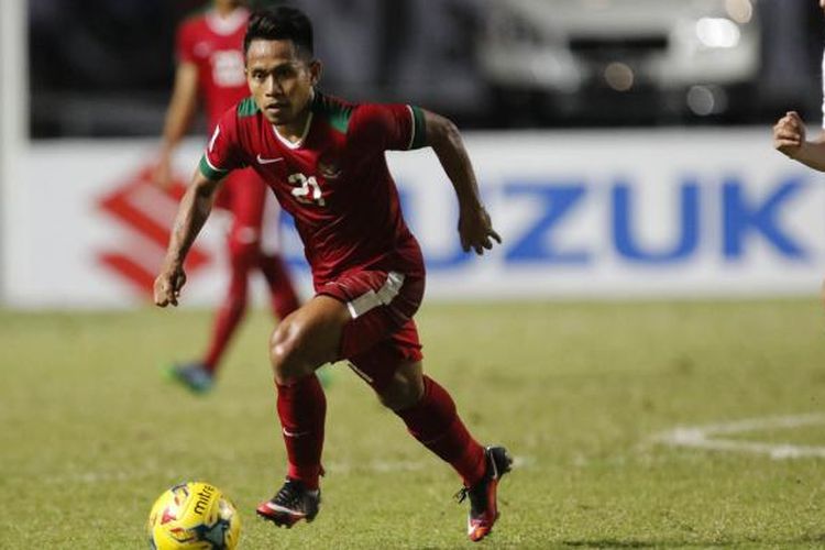 Pesepak bola Indonesia Andik Vermansah menggiring bola pada semi final putaran pertama AFF Suzuki Cup 2016 di Stadion Pakansari, Kabupaten Bogor, Jawa Barat, Sabtu (3/12/2016). Indonesia memang atas Vietnam dengan skor 2-1.