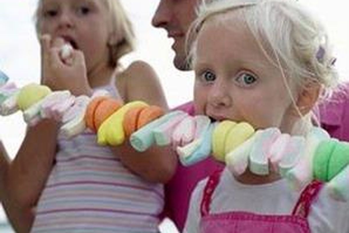 Gula-gula permen dan makanan manis sangat disukai anak-anak