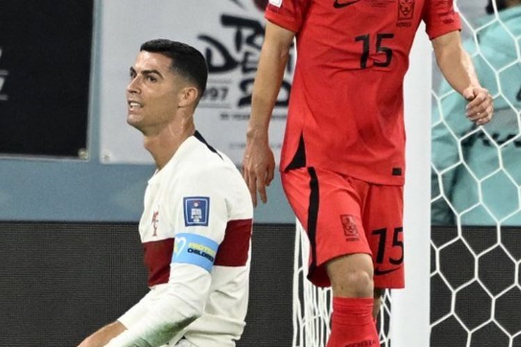 Ekspresi kecewa Cristiano Ronaldo pada pertengahan laga Grup H Piala Dunia 2022 yang mempertemukan Korea Selatan vs Portugal di Education City Stadium, Jumat (2/12/2022) malam WIB. Babak pertama laga Korea Selatan vs Portugal berakhir imbang 1-1.