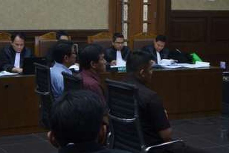 Mantan Presdir Agung Podomoro Land Ariesman Widjaja (tengah), Asisten pribadi Ariesman, Trinanda Pirhantoto (kiri), dan staf pribadi Wakil Ketua DPRD DKI Mohamad Taufik, Ricki Sudani (kanan), saat menjadi saksi sidang terdakwa Mohamad Sanusi di Pengadila Tipikor, Jalan Bu gur Besar Raya, Senin (26/9/2016). 