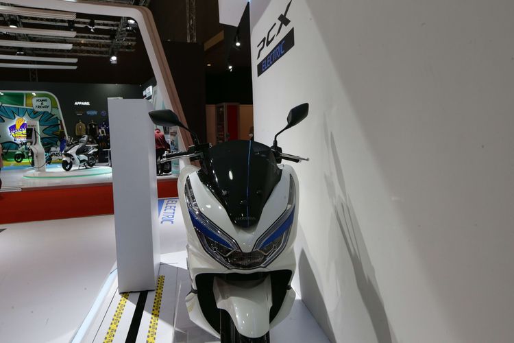 Honda PCX Electric dipamerkan di ajang Indonesia International Motor Show (IIMS) 2023 di JIExpo, Kemayoran, Jakarta Pusat, Minggu (19/2/2023). PCX Electric menggunakan dua buah baterai Lithium-ion yang disebut Mobile Power Pack