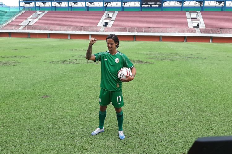 Irfan Bachdim saat mengenakan jersey PS Sleman dengan nomor 17