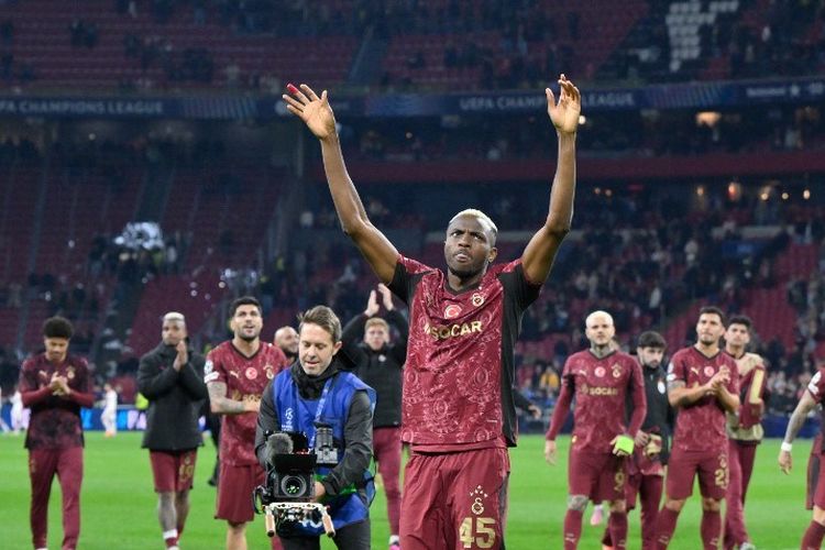 Penyerang Galatasaray, Victor Osimhen, merayakan bersama rekan satu timnya di akhir pertandingan Liga Champions antara Ajax dan Galatasaray di Johan Cruijff ArenA di Amsterdam pada 5 November 2025.