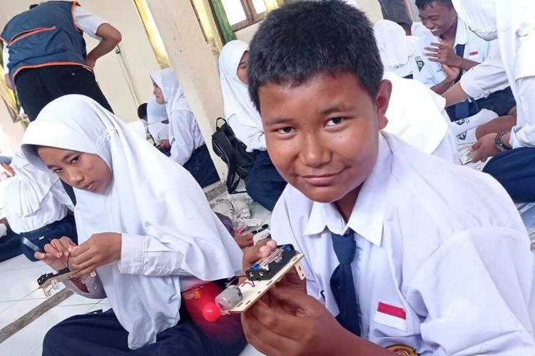 Antusiasme Siswa di Maluku Tengah Rangkai Cerita dan Rakit Mobil-mobilan
