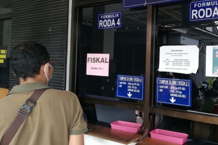 seorang wajib pajak menunggu berkas di depan loket fiskal di kantor Samsat Kota Solo, Berikut cara cek pajak kendaraan atau cek pajak kendaraan online, baik cek pajak mobil maupun cek pajak motor. 