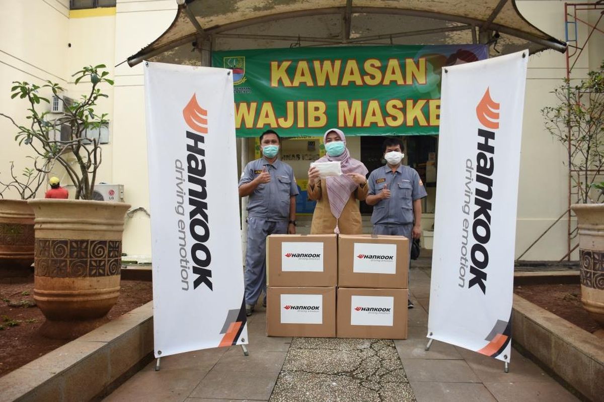 Hankook Tire Indonesia menyerahkan bantuan masker kepada Badan Amil Zakat Nasional Pusat (Baznas) dan Rumah Sakit Cipto Mangunkusumo, Jakarta pada Rabu (29/4/2020).