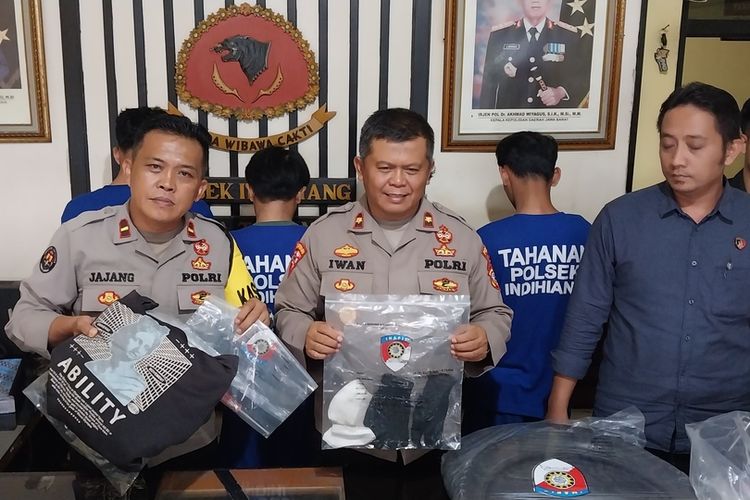 Polsek Indihiang Polres Tasikmalaya Kota, Jawa Barat, menunjukkan para pelaku maling alat elektronik belasan sekolah di Tasikmalaya, Kamis (21/11/2024).
