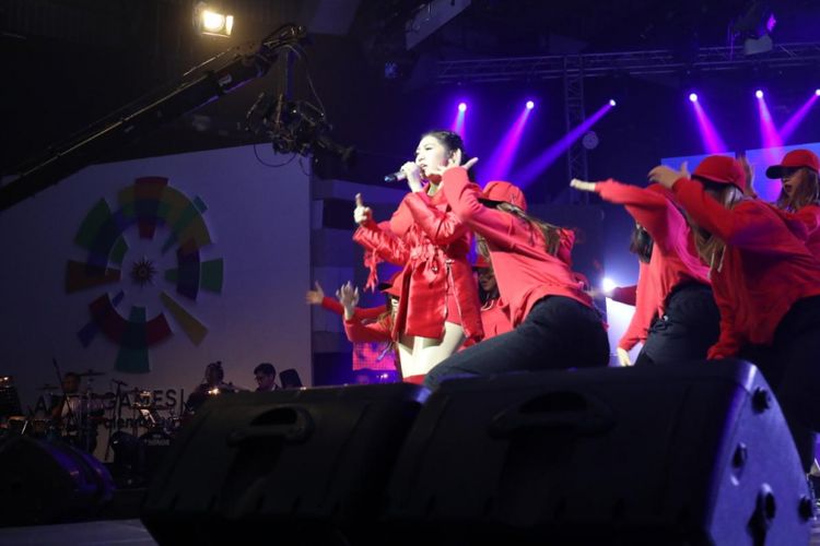 Penyanyi dangdut Via Vallen saat membawakan lagu resmi Asian Games 2018 berjudul Meraih Bintang, di Studio TVRI, Jakarta, Sabtu (30/6/2018).