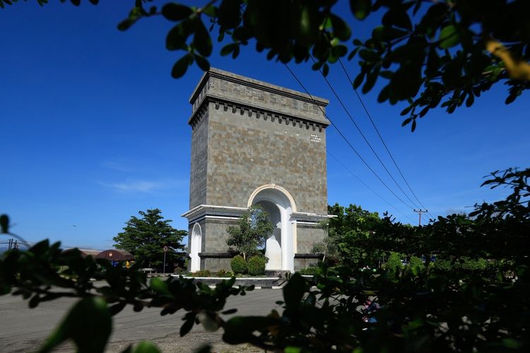 Ilustrasi Center Point, salah satu bangunan ikonis di Bone Bolango, Gorontalo, yang mirip Arc de Triomphe di Perancis.