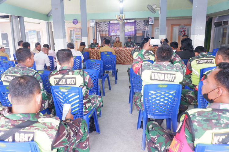 Dandim 0817 Gresik Letkol Inf Ahmad Saleh Rahanar (depan), saat memberi edukasi dan mengimbau kepada para kepala desa di Gresik untuk tidak takut menghadapi oknum LSM dan wartawan abal-abal, Senin (29/5/2023).