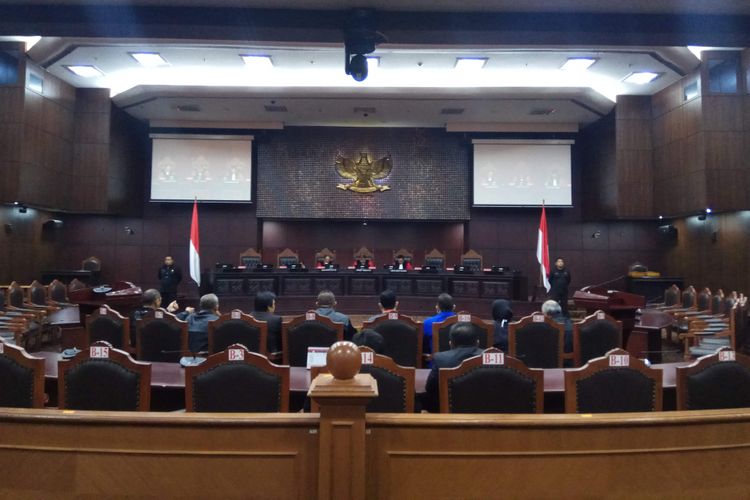 Hakim Konstitusi Suhartoyo, Ketua Mahkamah Konstitusi (MK) Arief Hidayat, dan Hakim Konstitusi I Dewa Gede Palguna dalam sidang perdana uji materi Perppu Ormas yang diajukan ACTA. Sidang digelar di MK, Jakarta Pusat, Rabu (23/8/2017).