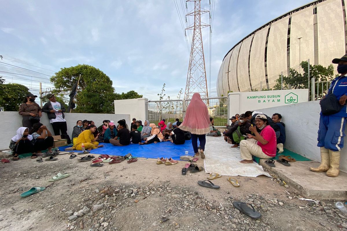 Warga Kampung Bayam kembali mendatangi Kampung Susun Bayam di Tanjung Priok, Jakarta Utara pada Selasa (22/11/2022). Mereka meminta kejelasan terkait kapan akan direlokasi ke rumah susun (rusun) tersebut. 