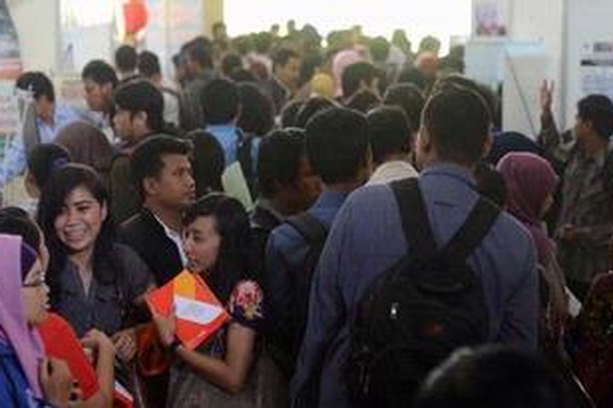 Ilustrasi: Pencari kerja mencari informasi lowongan pekerjaan dalam acara Kompas Karier Fair 2013 di gedung pusat kebudayaan Koesnadi Hardjasoemantri, Universitas Gadjah Mada, Yogyakarta, Rabu (6/2/2013). 