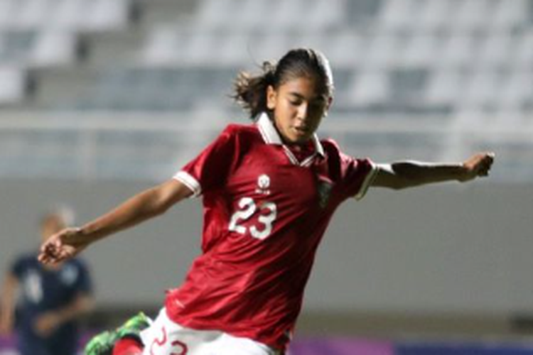 Penyerang timnas U18 Indonesia, Claudia Scheunemann. Dia mencetak gol ke gawang Singapura pada laga perdana timnas di Piala AFF U18 Wanita 2022.