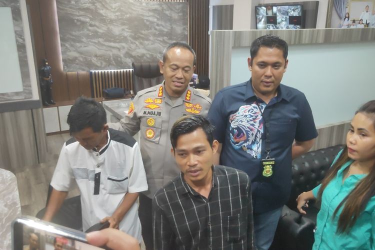 RM Jauhari (31) paman dari SA saat berada di Polrestabes Palembang usai dilakukan mediasi dengan UH (30) yang merupakan ibu kandung dari SA atas dugaan kasus penganiayaan, Kamis (1/12/2022).