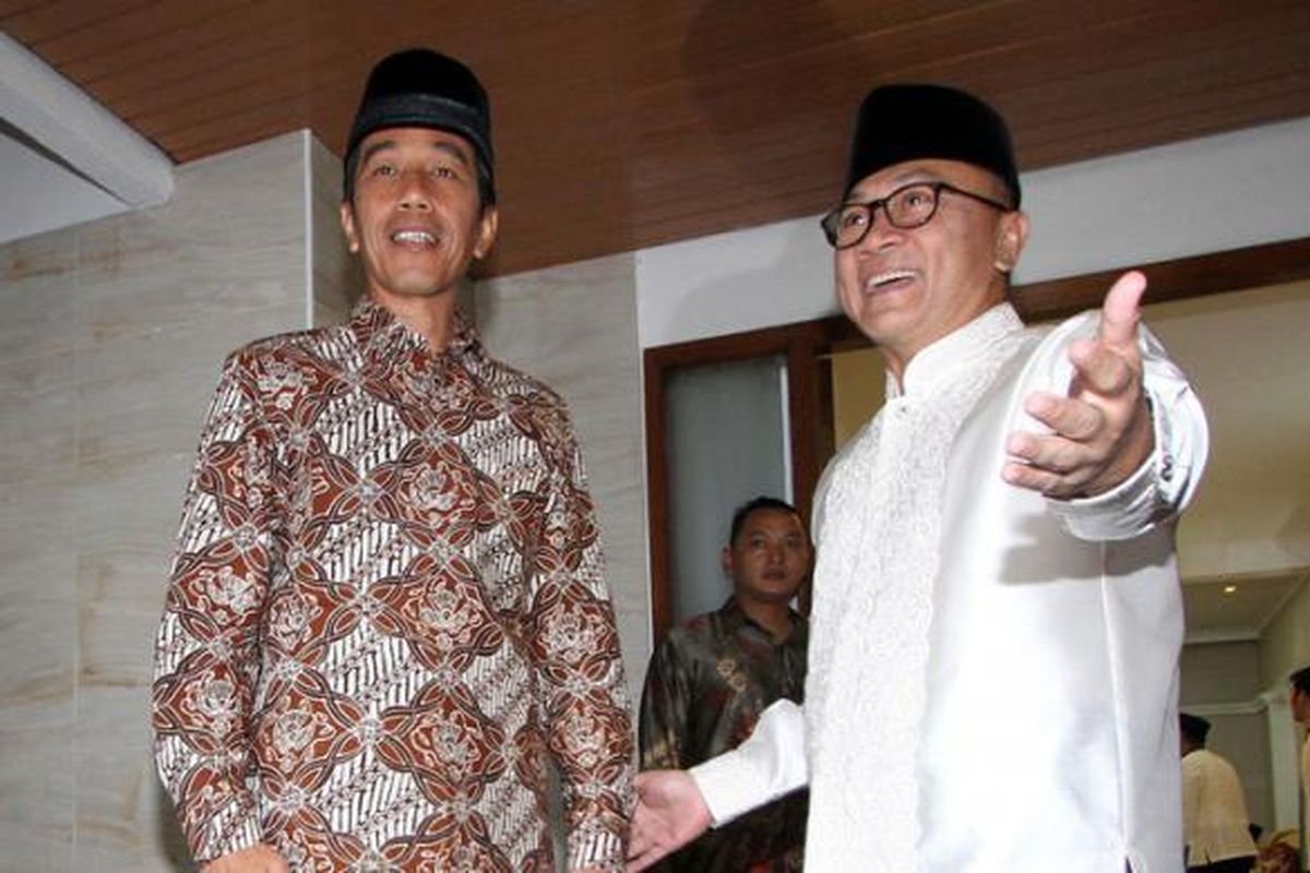Tuan rumah Ketua MPR Zulkifli Hasan (kanan) menyambut tamunya, Presiden Joko Widodo dalam acara buka puasa bersama pimpinan legislatif dan eksekutif di kediaman Ketua MPR, di Kompleks Widya Chandra, Jakarta, Senin (22/6/2015). Pimpinan MPR, DPR, DPD dan petinggi partai politik turut menghadiri acara buka puasa bersama tersebut.