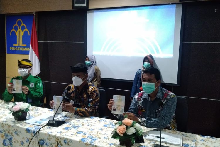 Prescon pengungkapan dugaan pasport palsu oleh Imigrasi Nunukan Kaltara. Pasport tersebut milik dua IRT asal Pamekasan Madura yang hendak menyusul suami ke Kuala Lumpur. Jalur tak biasa dan kondisi pasport membuat petugas mengamankan keduanya untuk pendalaman kasus