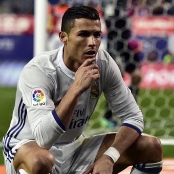 Pemain Real Madrid, Cristiano Ronaldo, menampilkan selebrasi barunya seusai membobol gawang Atletico Madrid, dalam laga La Liga di Stadion Vicente Calderon, Sabtu (20/11/2016).