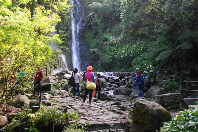 Salah satu air terjun di Wana Wisata Curug 7 Cilember, Desa Jogjogan, Kecamatan Cisarua, Bogor, Jawa Barat, Senin (2/2/2015). Aliran sungai Cilember akan menyatu dengan Sungai Ciliwung.