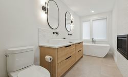7 Pilihan Warna Cat yang Bisa Buat Kamar Mandi Sempit Terasa Luas