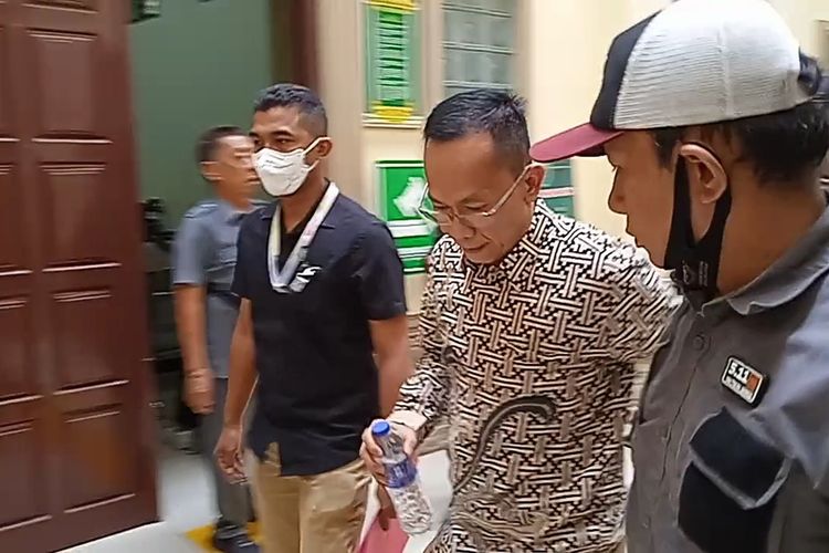 Terdakwa perkara suap PMB mandiri Unila, Andi Desfiandi menuju ruang sidang di Pengadilan Tipikor Tanjung Karang, Rabu (9/11/2022).