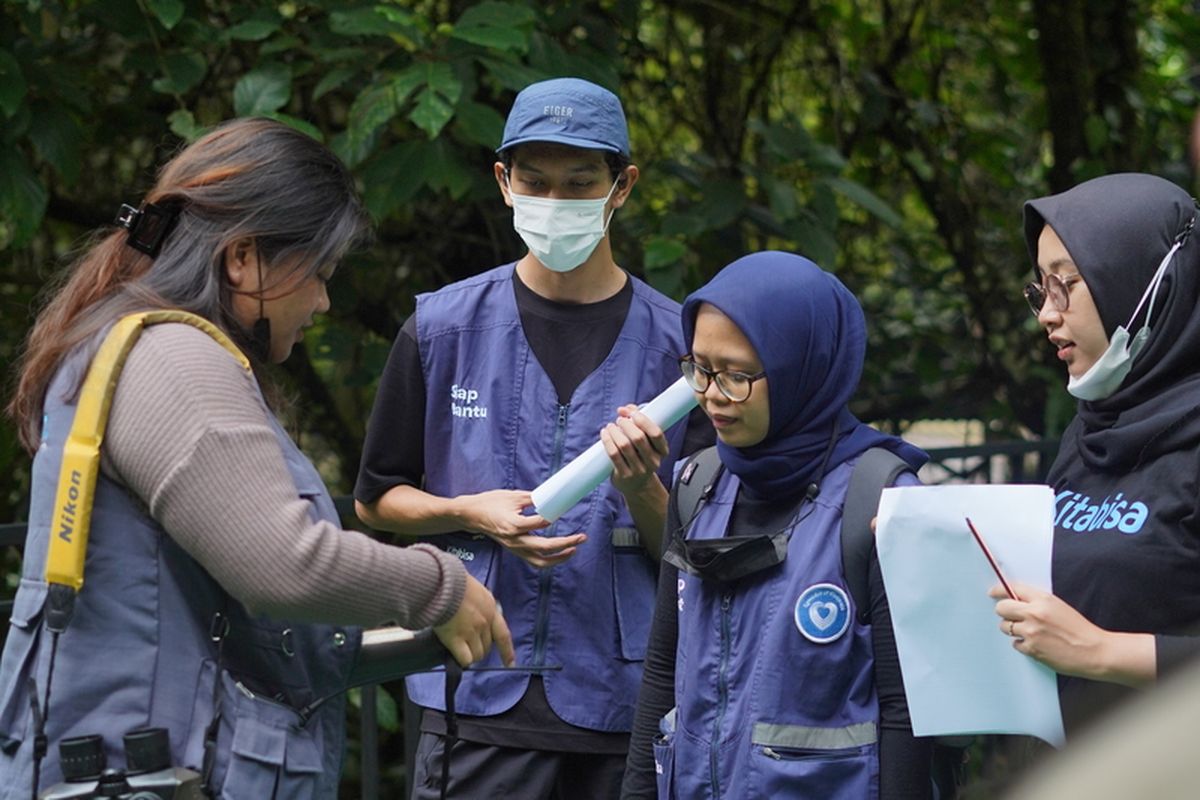 Kegiatan voluntrip yang diadakan KitaBisa ke lokasi penangkaran elang di Pusat Suaka Satwa Elang Jawa (PSSEJ), Desa Pasirjaya, Kecamatan Cigombong, Kabupaten Bogor, Jawa Barat, Minggu (19/2/2023). Voluntrip ini diikuti oleh puluhan peserta dari berbagai latar belakang pendidikan dan pekerjaan. Mereka diajak terjun ke lapangan memberi bantuan atau berdonasi sekaligus menjadi relawan konservator dalam sehari yang dipandu oleh ahlinya.