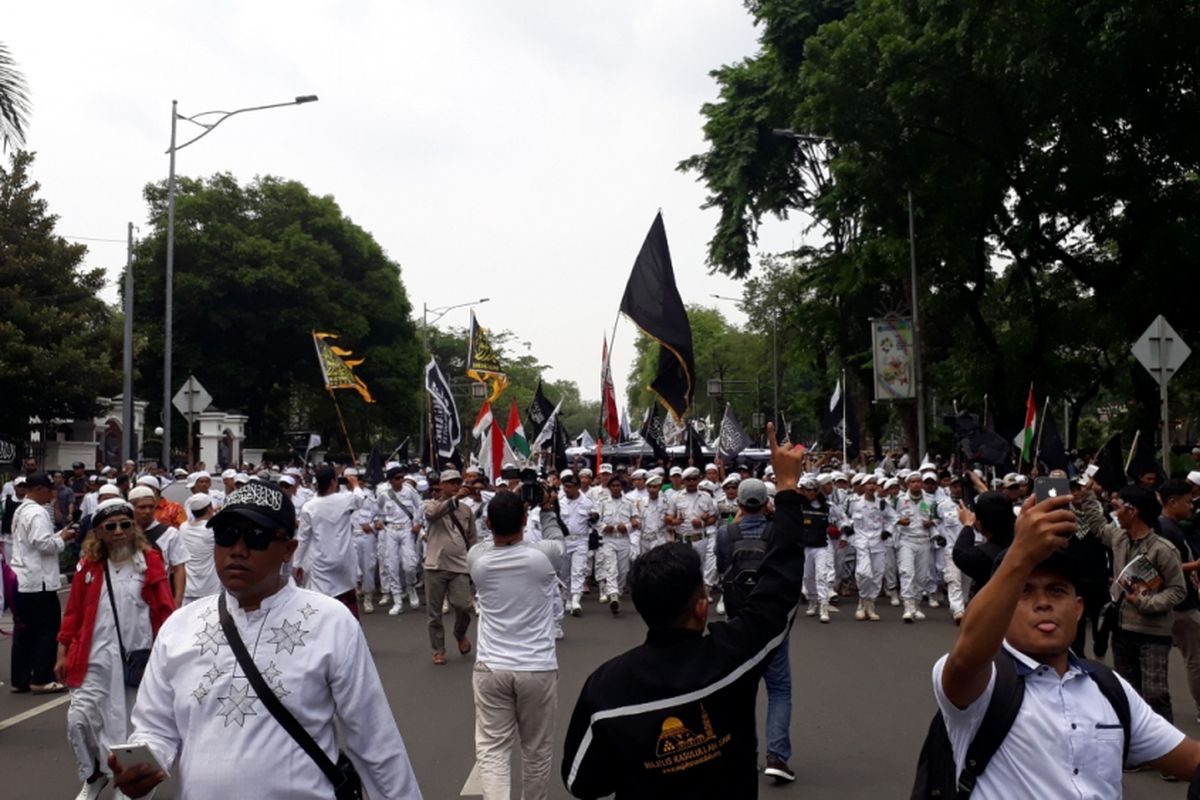 Tampak massa aksi 211 bersiap berjalan kaki menuju Istana Negara, Jakarta Pusat, Jumat (2/11/2018).