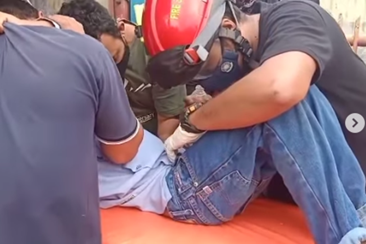Tangkapan layar unggahan video memperlihatkan petugas pemadam kebakaran (damkar) mengevakuasi kemaluan anak sekolah dasar (SD) yang terjepit resleting celana.