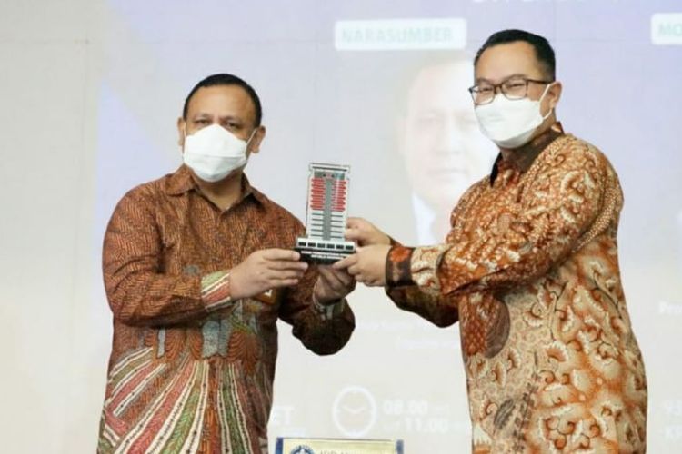 Ketua KPK Firli Bahuri (kiri) dan Rektor IPB Arif Satria saat acara penandatanganan nota kesepahaman (MoU) di Gedung Kampus IPB, Bogor, Jumat (4/3/2022). ANTARA/HO-Humas KPK