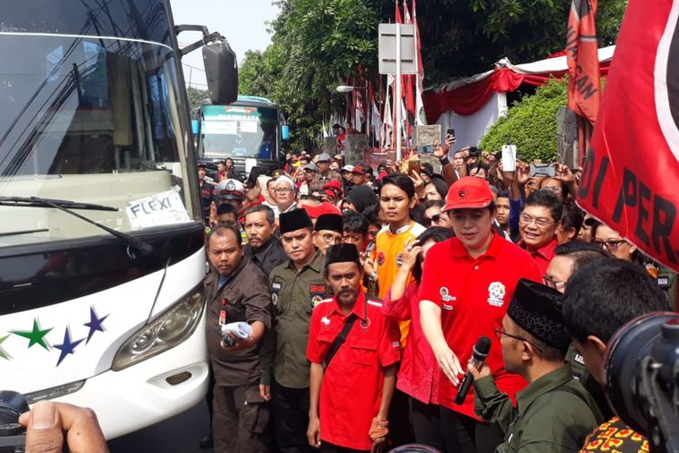 Politisi PDI Perjuangan Puan Maharani melepas 8.100 peserta mudik gratis di Kantor DPP PDI Perjuangan, Lenteng Agung, Jakarta Selatan, Selasa (12/6/2018).