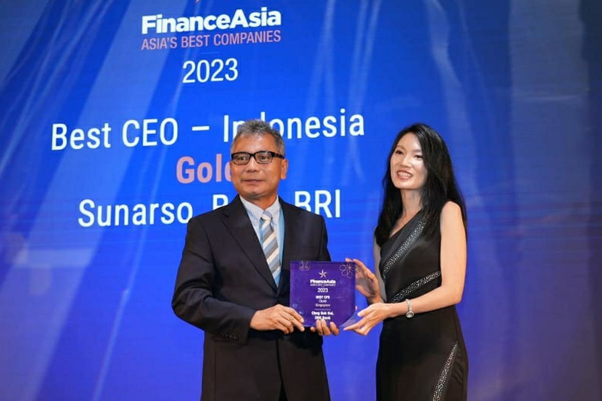 Direktur Utama BRI Sunarso menerima penghargaan sebagai Best CEO dari FinanceAsia di Hongkong, (28/6/2023). BRI meraih 9 penghargaan dari dua kategori di ajang internasional itu. (foto dok bri)