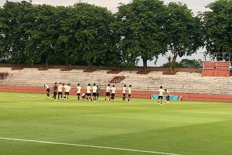 Momen latihan timnas U17 Indonesia di Stadion Gelora 10 November, Surabaya, pada Rabu (15/11/2023). Ini menjadi latihan terakhir menjelang timnas U17 Indonesia melawan Maroko dalam fase Grup a Piala Dunia U17 2023. Laga timnas U17 Indonesia vs Maroko dalam jadwal Piala Dunia U17 2023 berlangsung di Stadion Gelora Bung Tomo pada Kamis (16/11/2023).