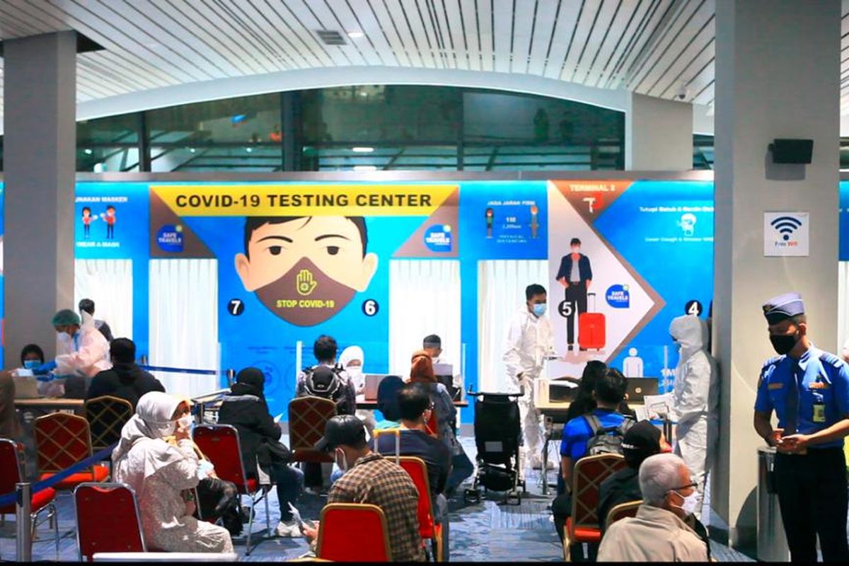 Suasana di area tes PCR di Bandara Soekarno-Hatta untuk penumpangd dari penerbangan internasional, Minggu (19/9/2021) malam.