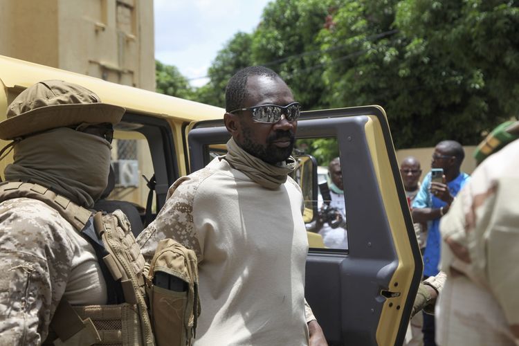 Foto tanggal 24 Agustus 2020 memperlihatkan pemimpin junta militer Mali, Kolonel Assimi Goita, tiba untuk bertemu delegasi Kementerian Pertahanan di Bamako, Mali. Goita mengambil alih pucuk kekuasaan di Mali pada Selasa (25/5/2021) setelah PM Moctar Ouane dan Presiden Interim Bah Ndaw mengundurkan diri, dua hari setelah ditahan dan dilucuti kekuasaannya oleh junta militer.