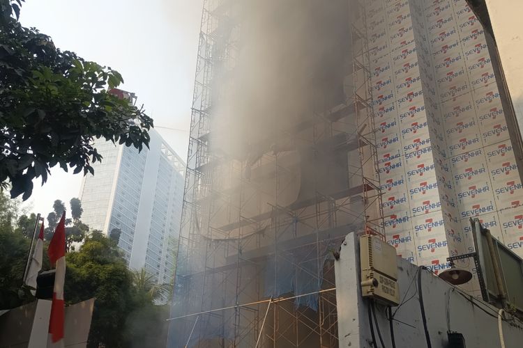 Kebakaran Gedung Cikini, Tim SAR Masih Sisir Basement hingga Lantai Empat