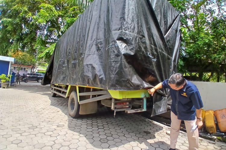 Direktorat Jenderal Bea Cukai (DJBC) Kalimantan Bagian Barat (Kalbagbar) menemukan satu unit mobil truk berisi 1,5 juta batang rokok ilegal di jalan Desa Kapur, Kecamatan Ambawang, Kabupaten Kubu Raya, Rabu (24/4/2024).