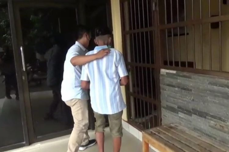 Seorang kakek 70 tahun berinisial ND harus mendekam di Ruang Tahanan Polres Polewali Mandar, Sulawesi Barat, karena diduga mencabuli seorang anak tuna wicara.
