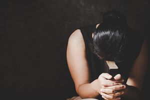 Di Balik Percobaan Bunuh Diri di Depan Istana, Seorang Wanita Berjuang dengan Trauma dan Kekerasan