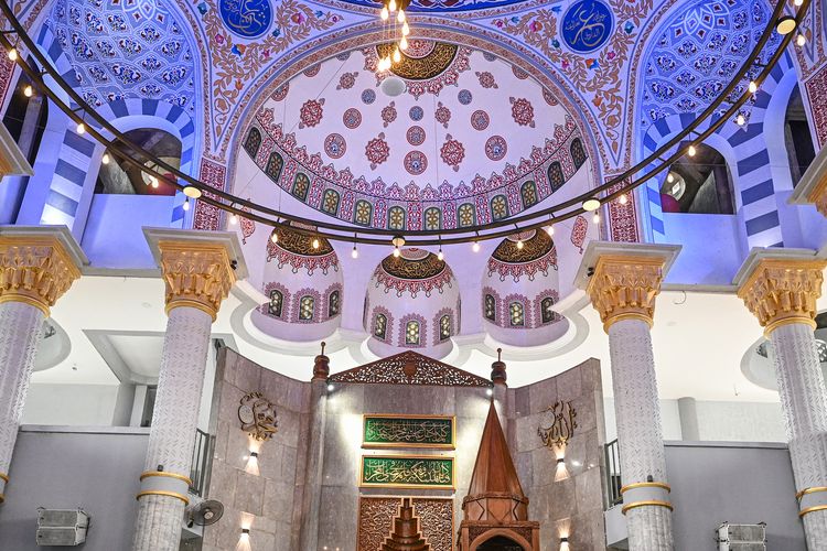 Umat Islam melaksanakan shalat di Masjid Jami Al Fajri, Pasar Minggu, Jakarta, Senin (2/3/2026). Masjid yang berdiri tahun 1947 tersebut memiliki desain bangunan seperti Masjid Sultan Ahmed atau Masjid Biru di Istanbul, Turki dan memiliki luas bangunan 1.000 meter persegi. ANTARA FOTO/Fauzan/foc.