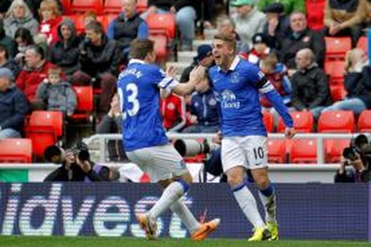 Pemain Everton, Gerard Deulofeu (kanan) dan Seamus Coleman (kiri), merayakan gol ke gawang Sunderland pada laga Premier League di Stadium of Light, Sunderland, Sabtu (12/4/2014).