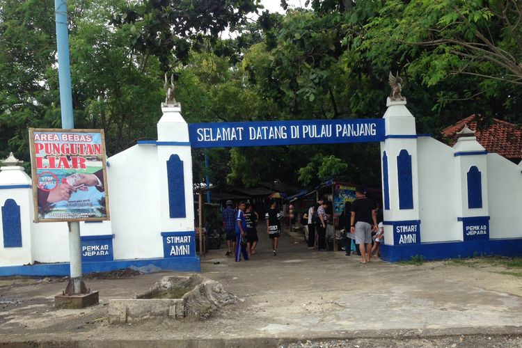Gerbang wisata Pulau Panjang. Jika masuk ini, wisatawan dikenakan retribusi Rp. 5 ribu.
