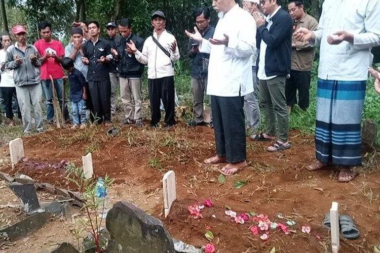 Sasana pemakaman 4 balita yang tewas tenggelam di Sungai Cipabeulah, Kampung Pangkalan, Desa Sanca, Kecamatan Ciater, Subang, pada Rabu (31/7/2024).