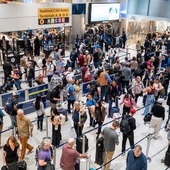 Orang-orang menunggu di lobi Terminal A Bandara Interkontinental George Bush pada 6 November 2025 di Houston, Texas. Administrator Penerbangan Federal Bryan Bedford telah mengumumkan bahwa FAA akan mengurangi penerbangan sebesar 10 persen di 40 bandara utama di seluruh negeri dalam upaya menjaga keamanan wilayah udara di tengah kekurangan staf akibat penutupan pemerintah (shutdown AS).